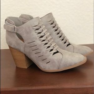 Quipid Grey Heels. Size 6.
